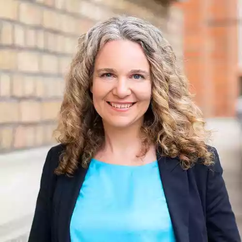 Julia_Reichert_Onuava_alumni_square.jpg
