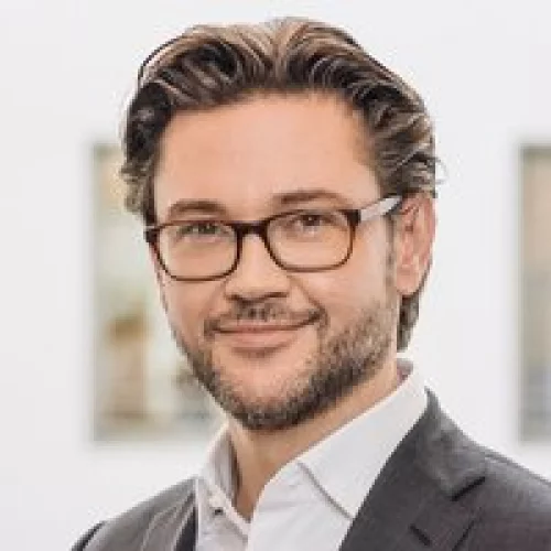Bernhard Ghera Headshot