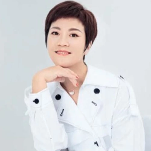 Yan-Lou-square.jpg