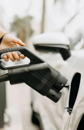 UK Petrol Drivers Seek £1,000 in Fuel Savings from EVs | Rectangle