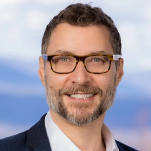 Headshot of BCG expert Steve Thogmartian