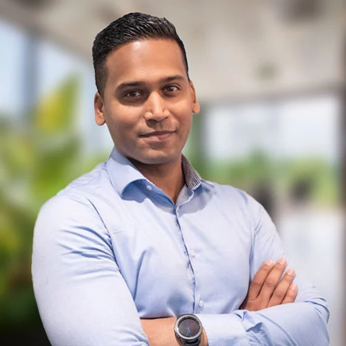 Headshot of BCG expert Roberto Ramadhin