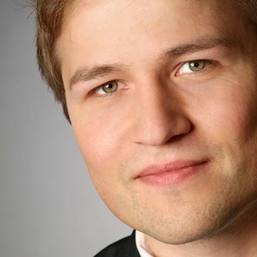 Alex Kluger Bio Headshot