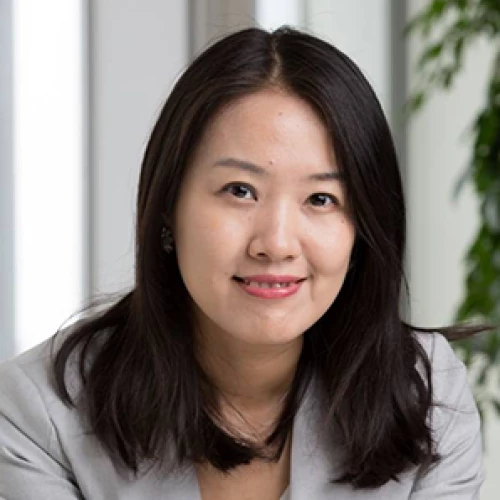 Headshot of BCG expert Veronique Yang