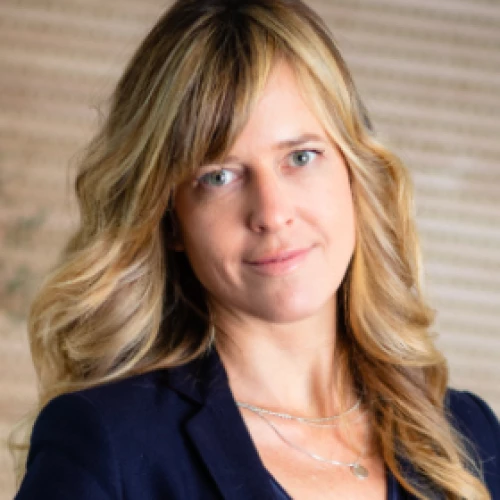 Headshot of BCG expert Lisa Ivers