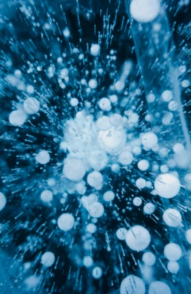 FULL FRAME SHOT OF WET GLASS