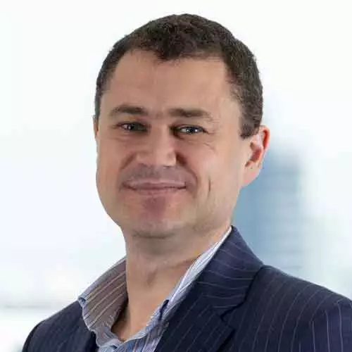 Headshot of BCG expert Alex Dolya Managing Director & Partner