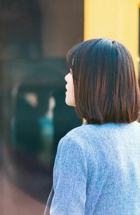 Back profile of a woman